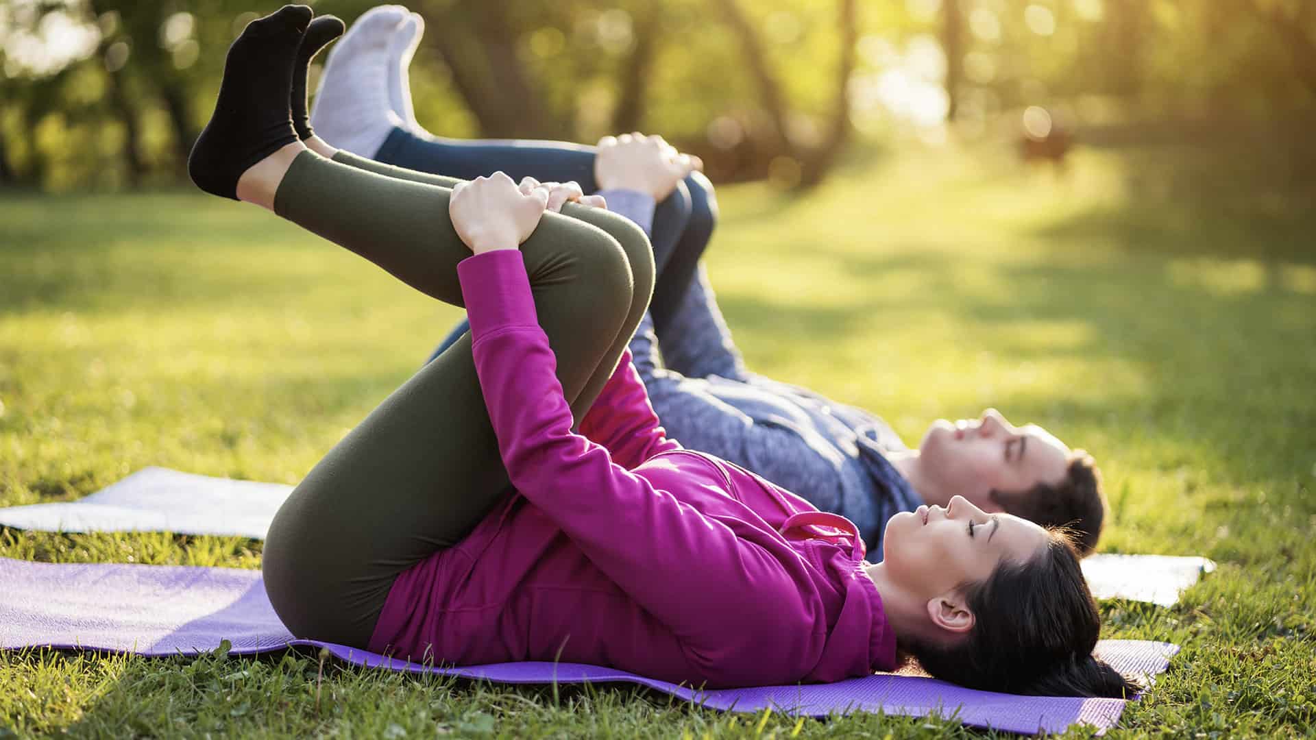 Обняла ногами. Апанасана. Park couple exercise. Фото гимнастика обнимашки ног на стуле. Описание и фото гимнастика обнимашки ног.