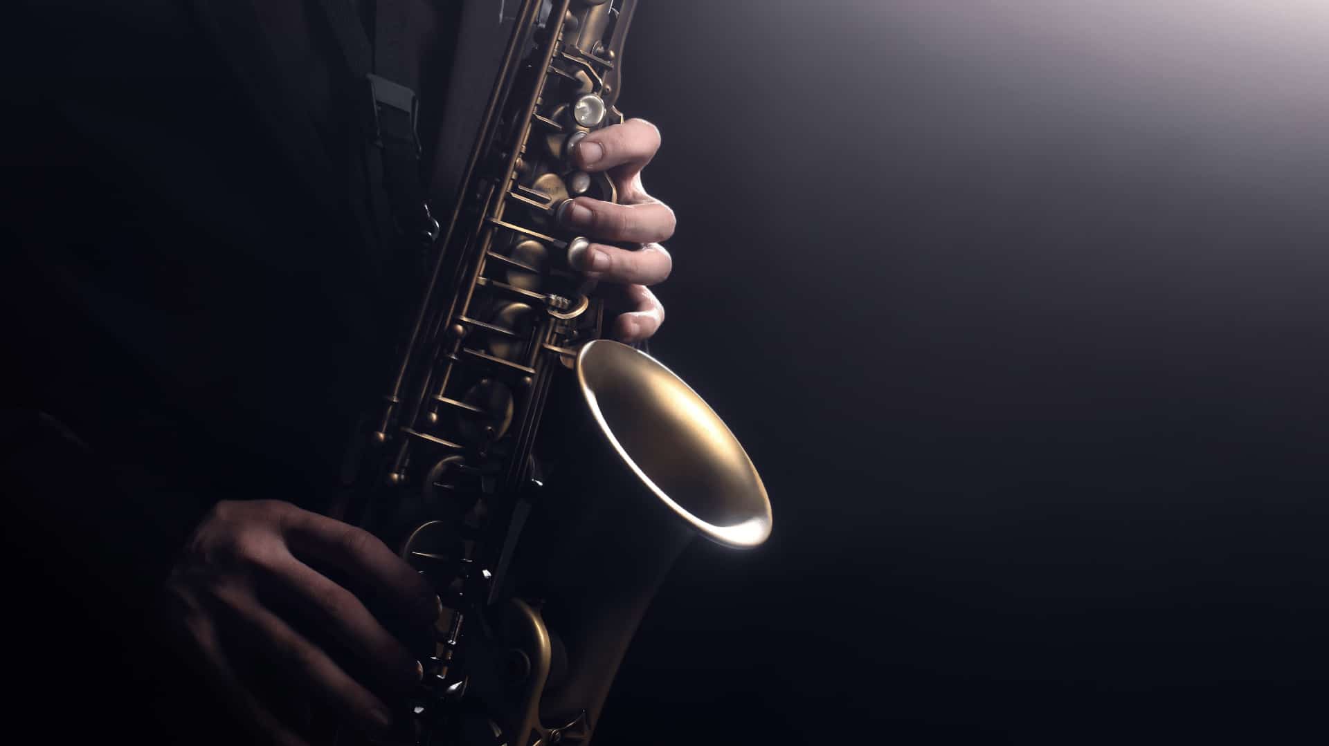 a saxophone player plays the saxophone